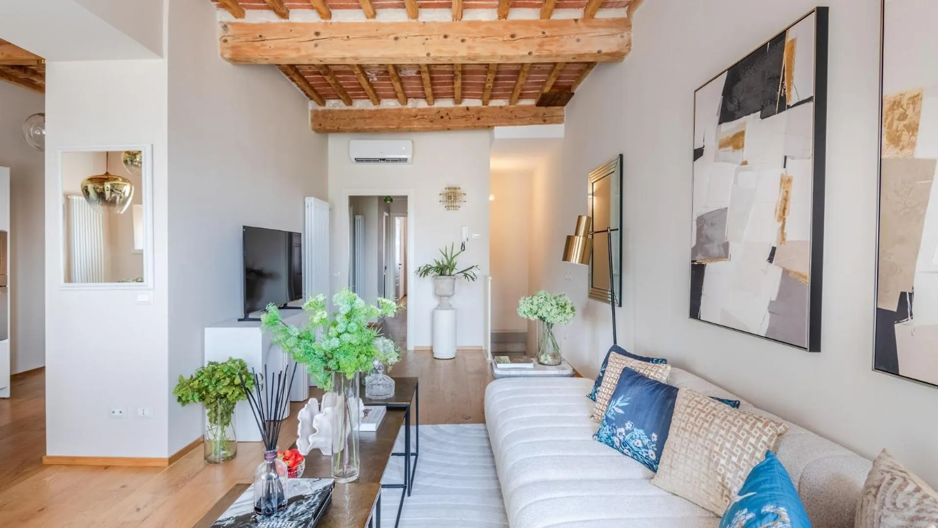 Letters From Lucca Contemporary 2 Bedrooms 2 Bathrooms Apartment 0*,  Italy