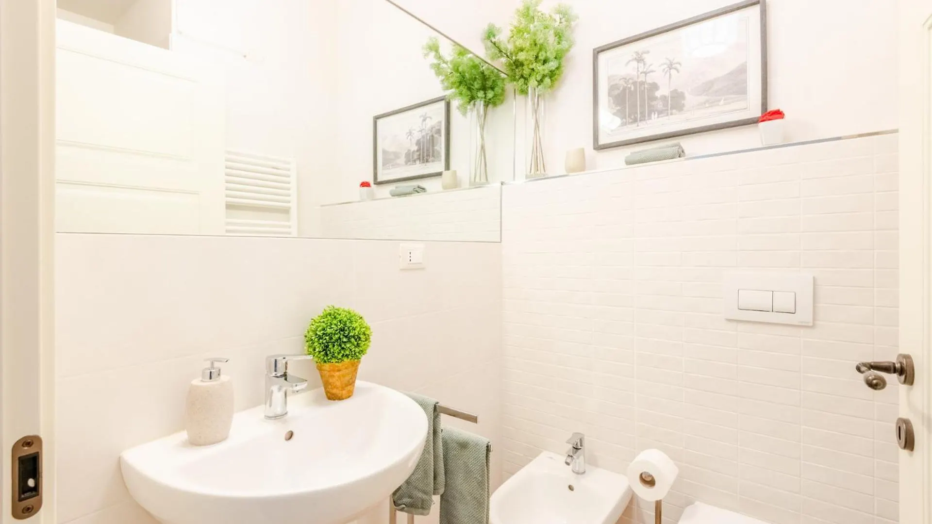 Letters From Lucca Contemporary 2 Bedrooms 2 Bathrooms Apartment