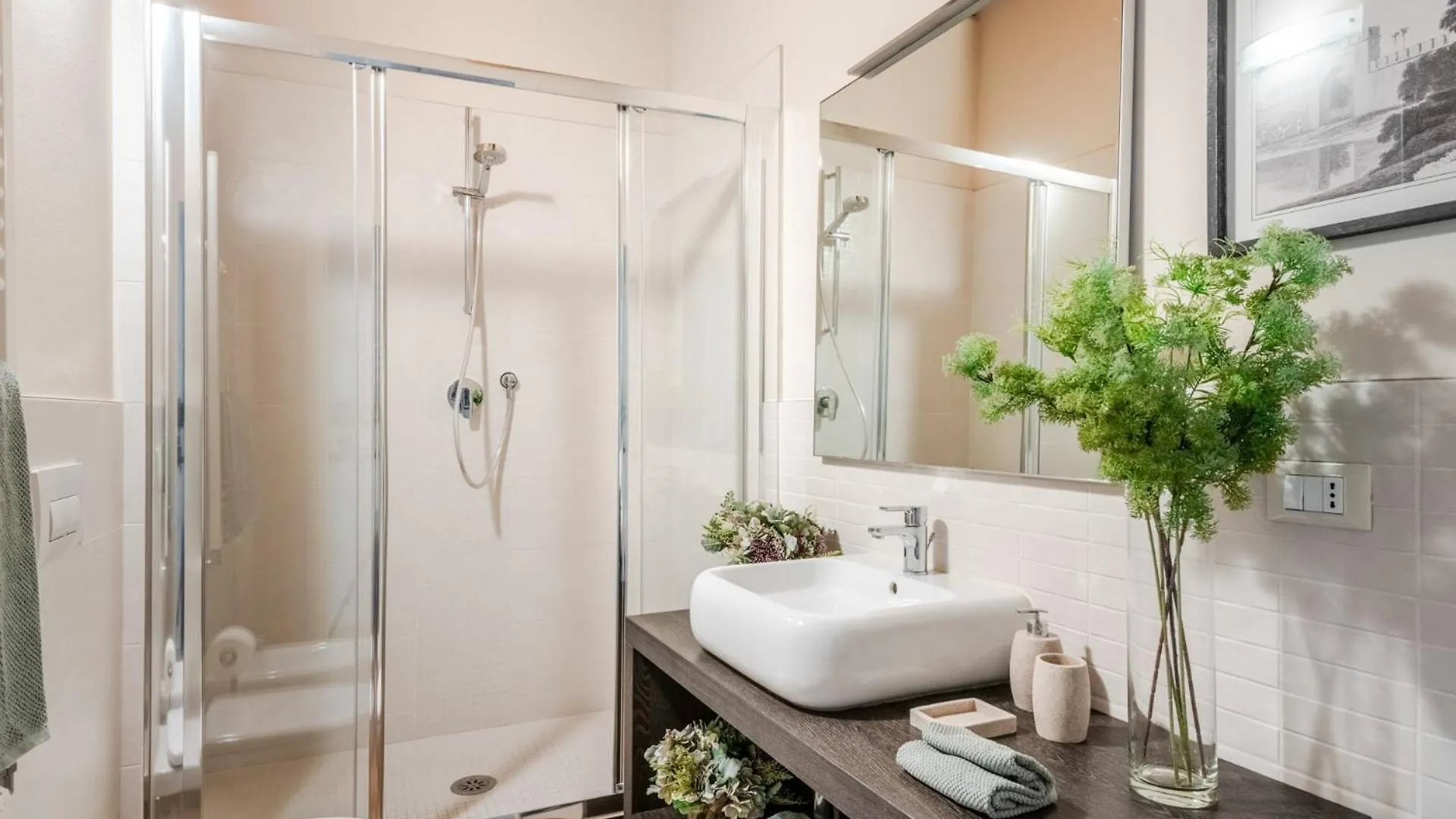 Letters From Lucca Contemporary 2 Bedrooms 2 Bathrooms Apartment